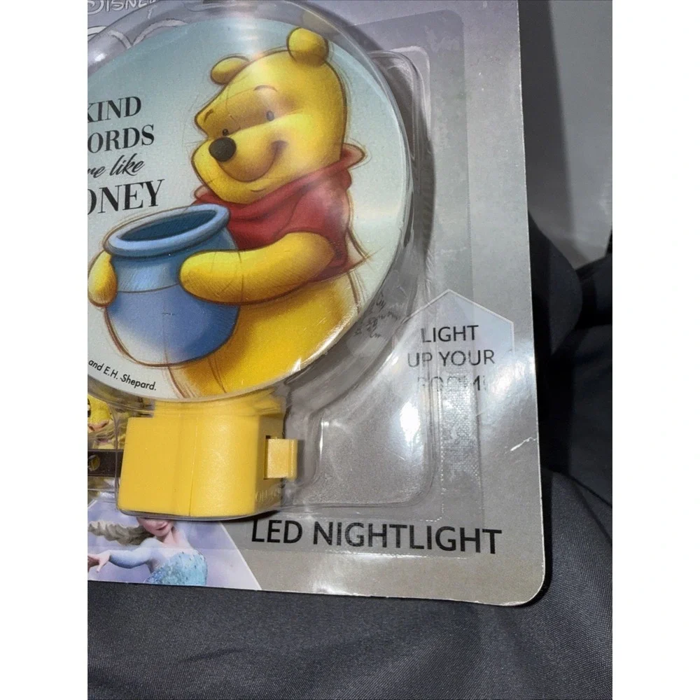 Disney Winnie The Pooh LED Night Light With Yellow Plug In NEW